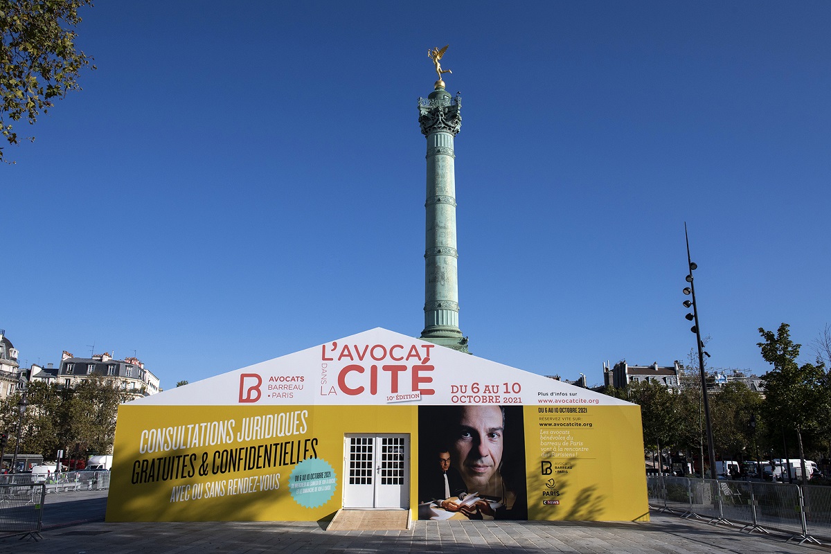 Le village de l'avocat installé place de la Bastille