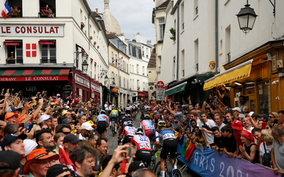 Le peloton qui fend la foule dans les rues de la Butte Montmartre