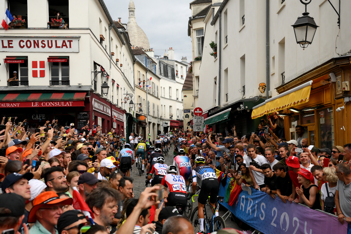 Le peloton qui fend la foule dans les rues de la Butte Montmartre