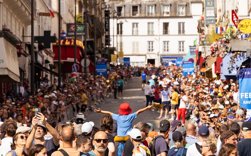 La foule regroupée rue Lepic vue d'en bas