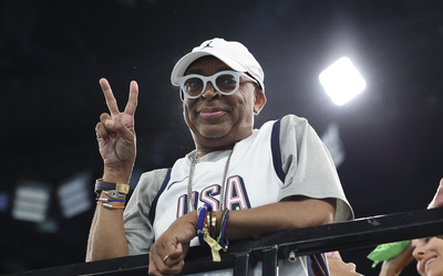 Spike Lee assiste à la finale par équipes de gymnastique artistique féminine le quatrième jour des Jeux Olympiques de Paris 2024 à la Bercy Arena le 30 juillet 2024 à Paris