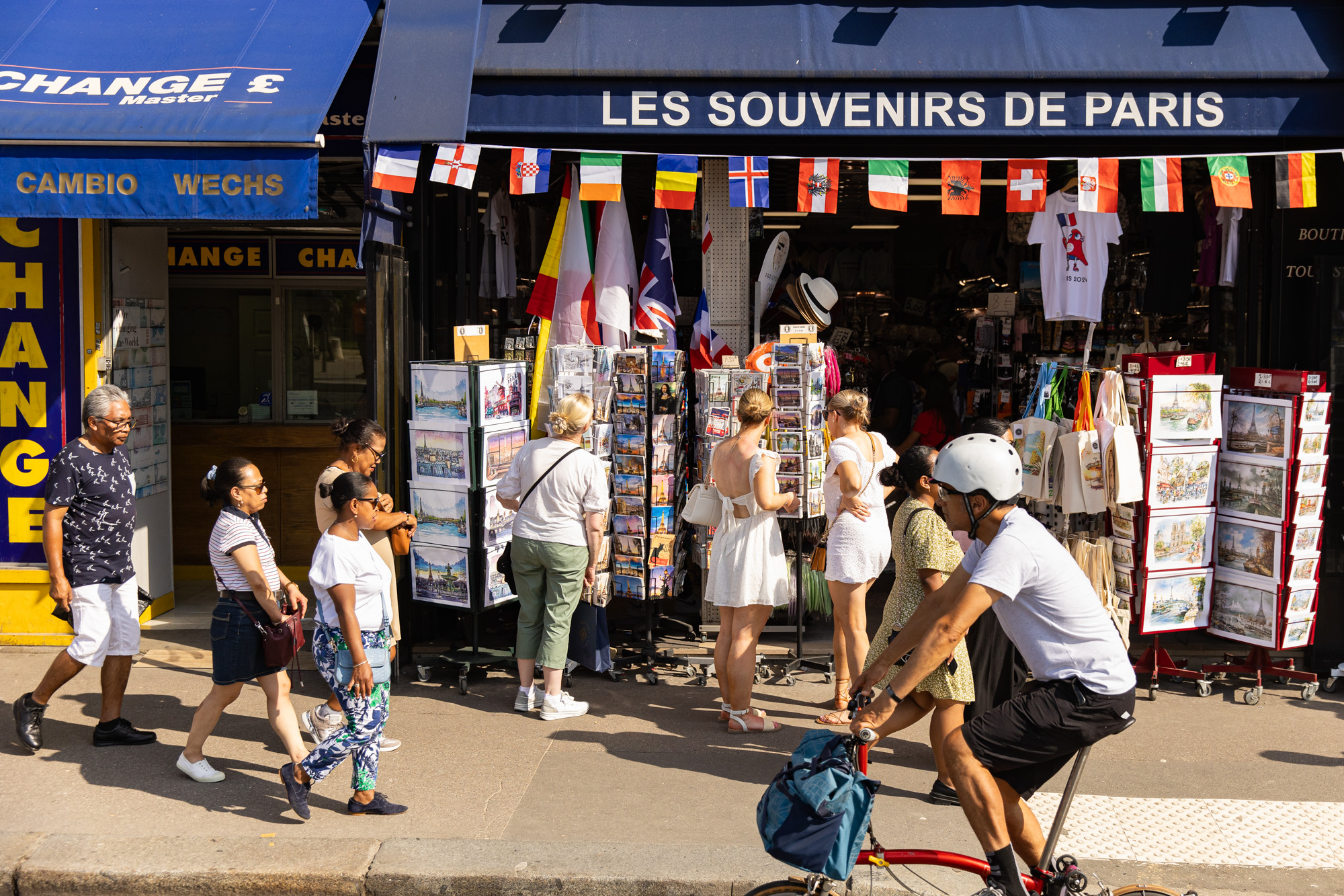 Touristes devant un magasin durant les JO