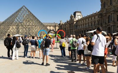 Touristes devant la pyramide, au Louvre