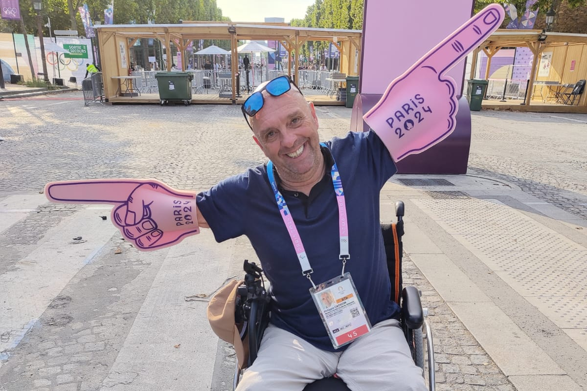 Philippe Croizon, amputé des 4 membres, pose avec des mains en plastique