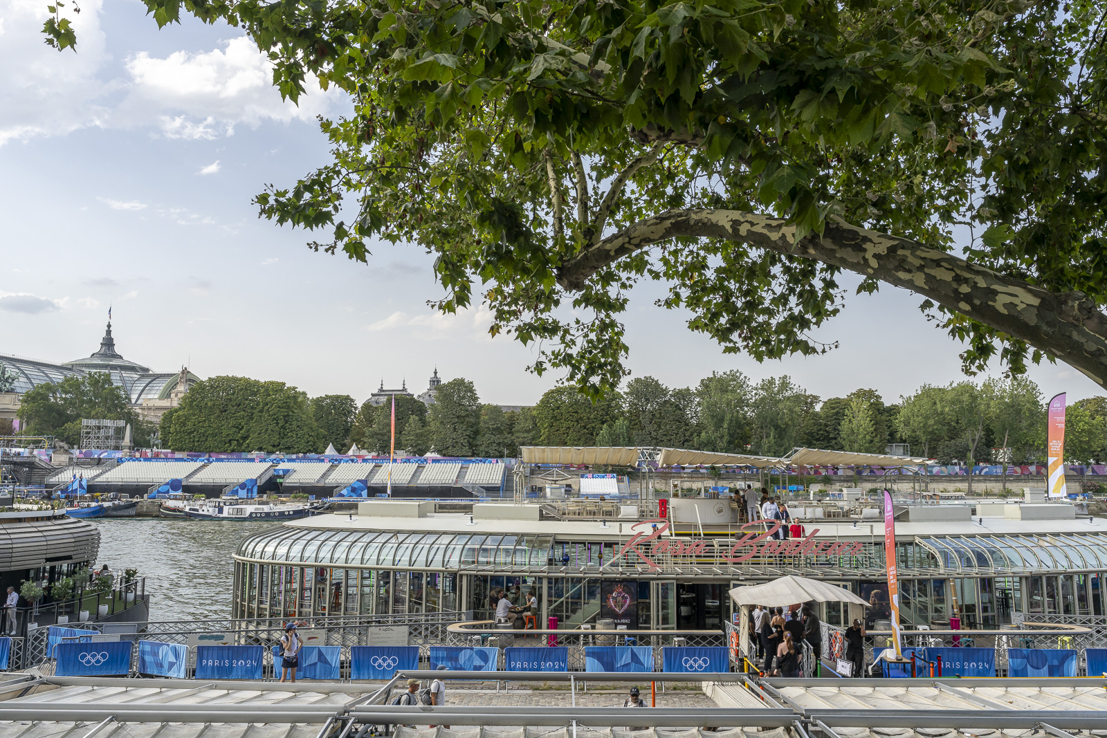 La péniche Rosa Bonheur sur Seine capturée depuis l'extérieur