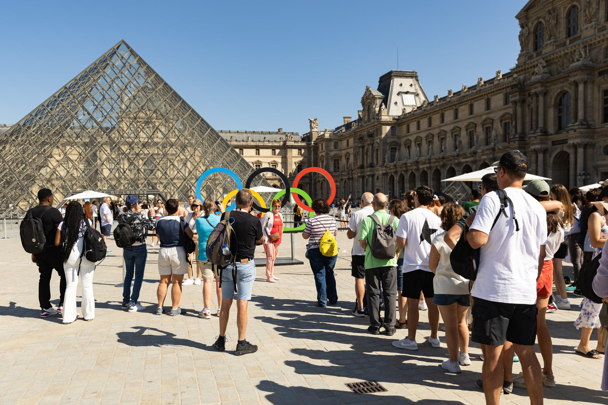 Touristes devant la pyramide, au Louvre