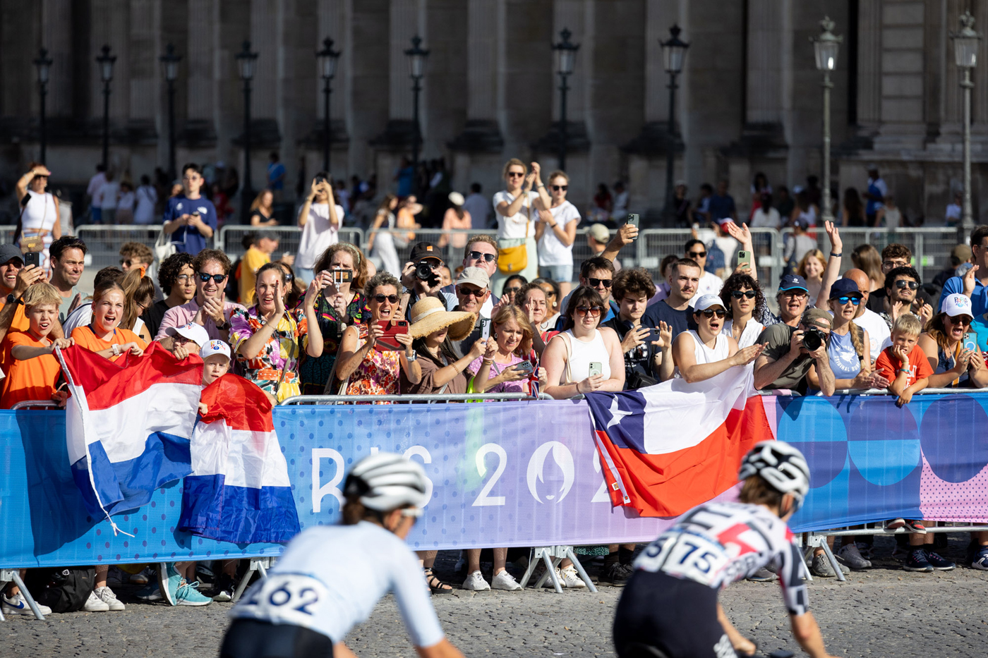 Cyclisme sur route course en ligne femmes devant le Louvre