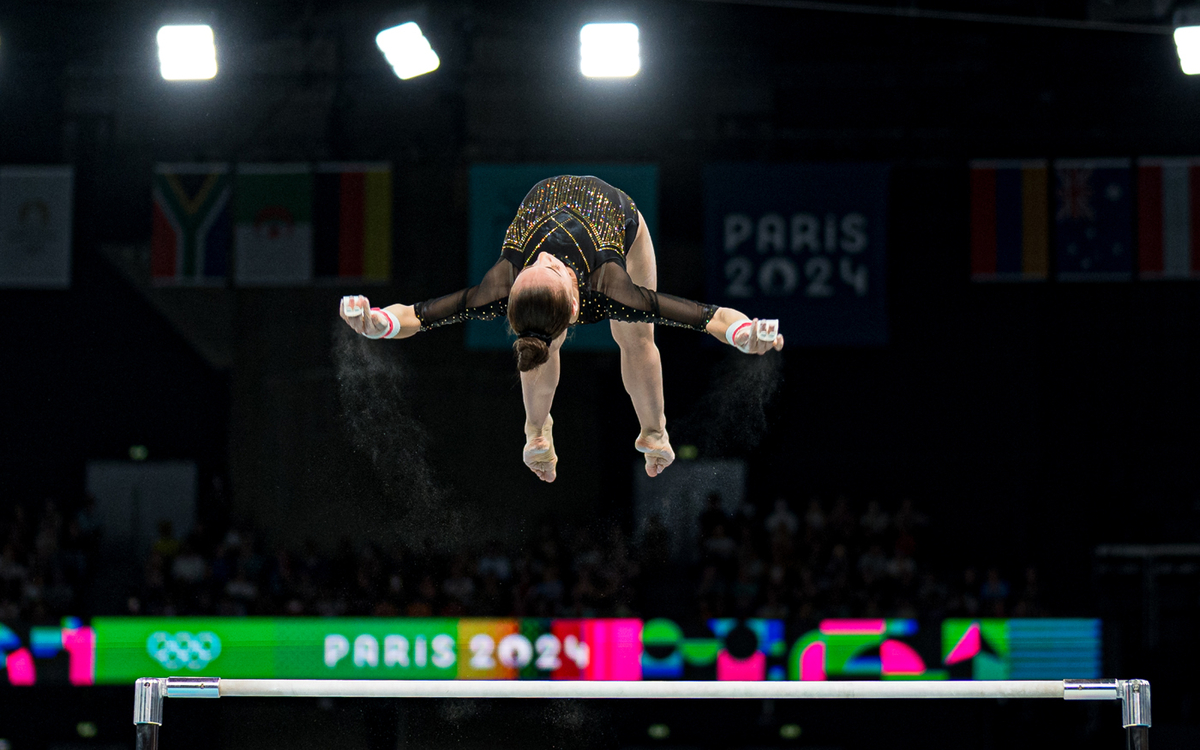 Kaylia Nemour de l’équipe d’Algérie en compétition aux barres asymétriques lors de la finale du concours général féminin de gymnastique artistique le sixième jour des Jeux Olympiques à Bercy Arena.