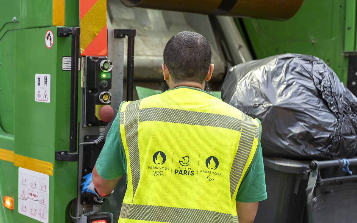 Un agent de propreté avec un camion-poubelle