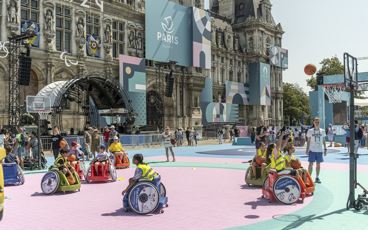 Enfants jouant au basket fauteuil