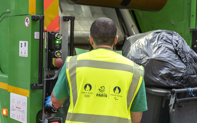 Un agent de propreté avec un camion-poubelle