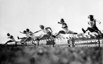 Un cliché en noir et blanc montre des femmes athlètes pratiquer le saut en hauteur