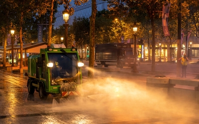 Un véhicule de la mission propreté nettoie le trottoir des Champs-Elysées