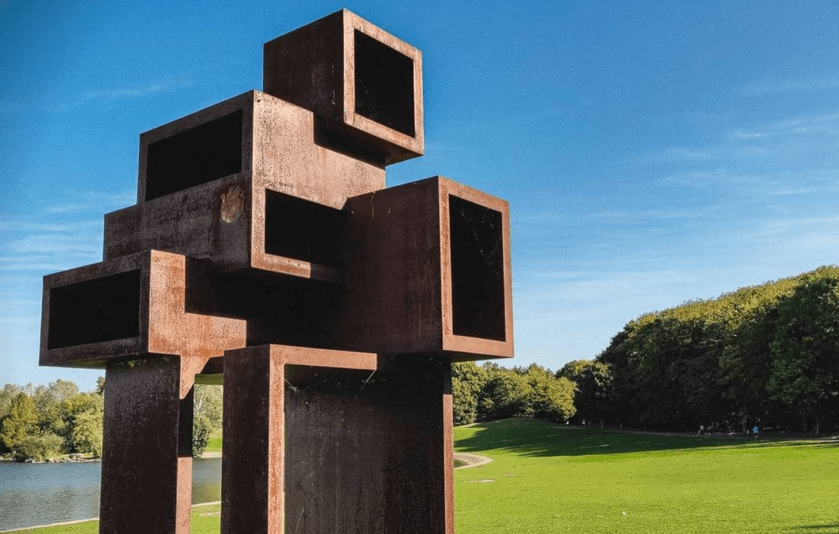 Une statue en métal dans un parc