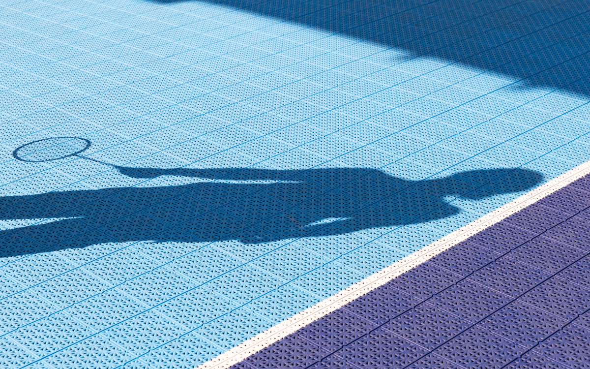 Silhouette de joueur de badminton à la Terrasse des Jeux 