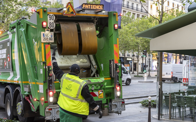 Agents de la propreté ramassant des poubelles