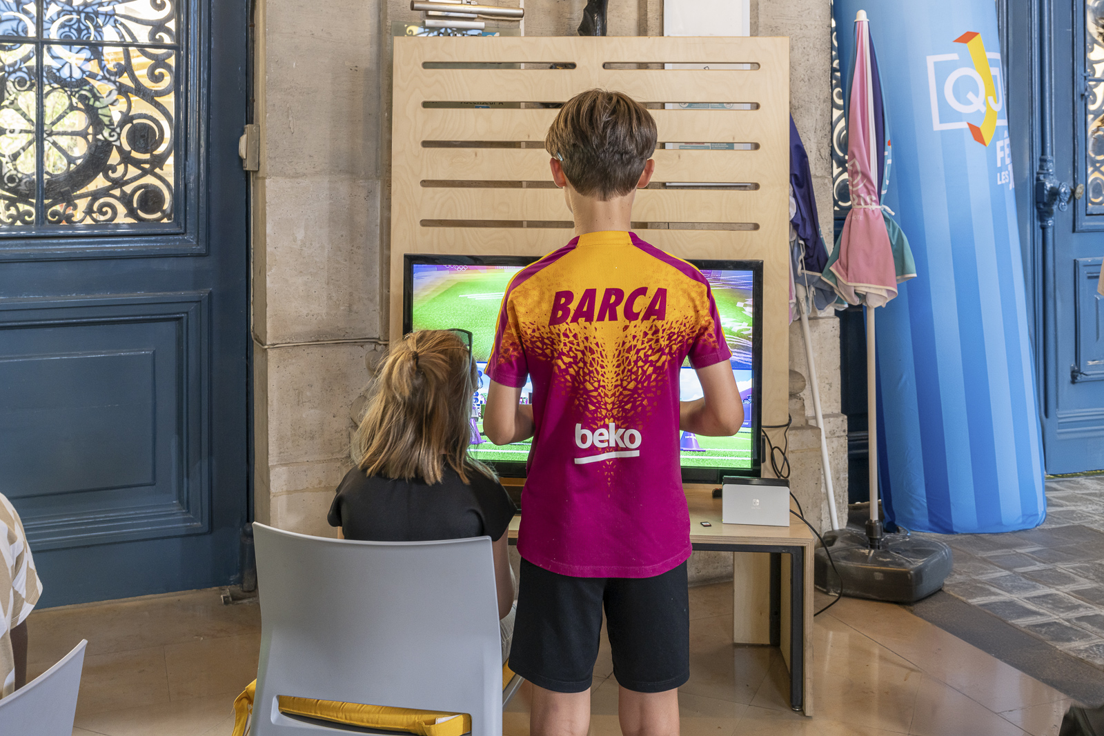 Deux jeunes jouent à des jeux vidéos.