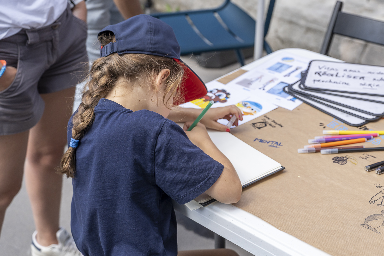 Enfant dessinant à l'atelier cartoon