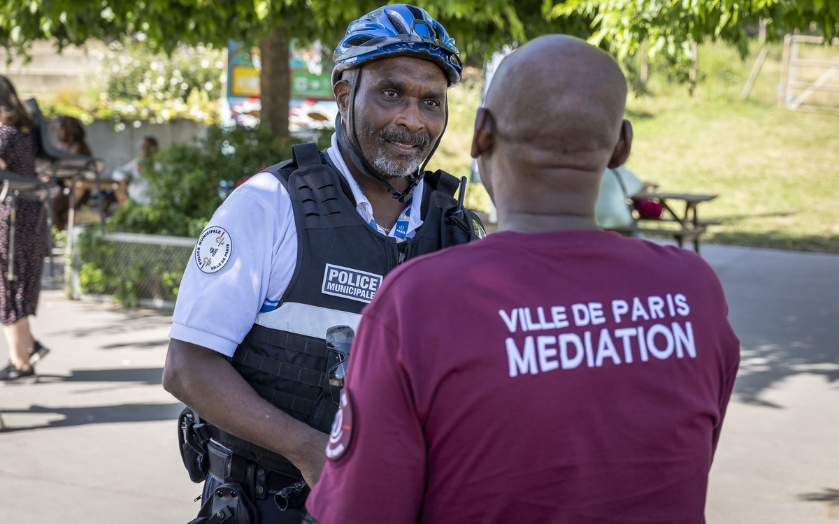 Municipal police officer talking to a mediation officer