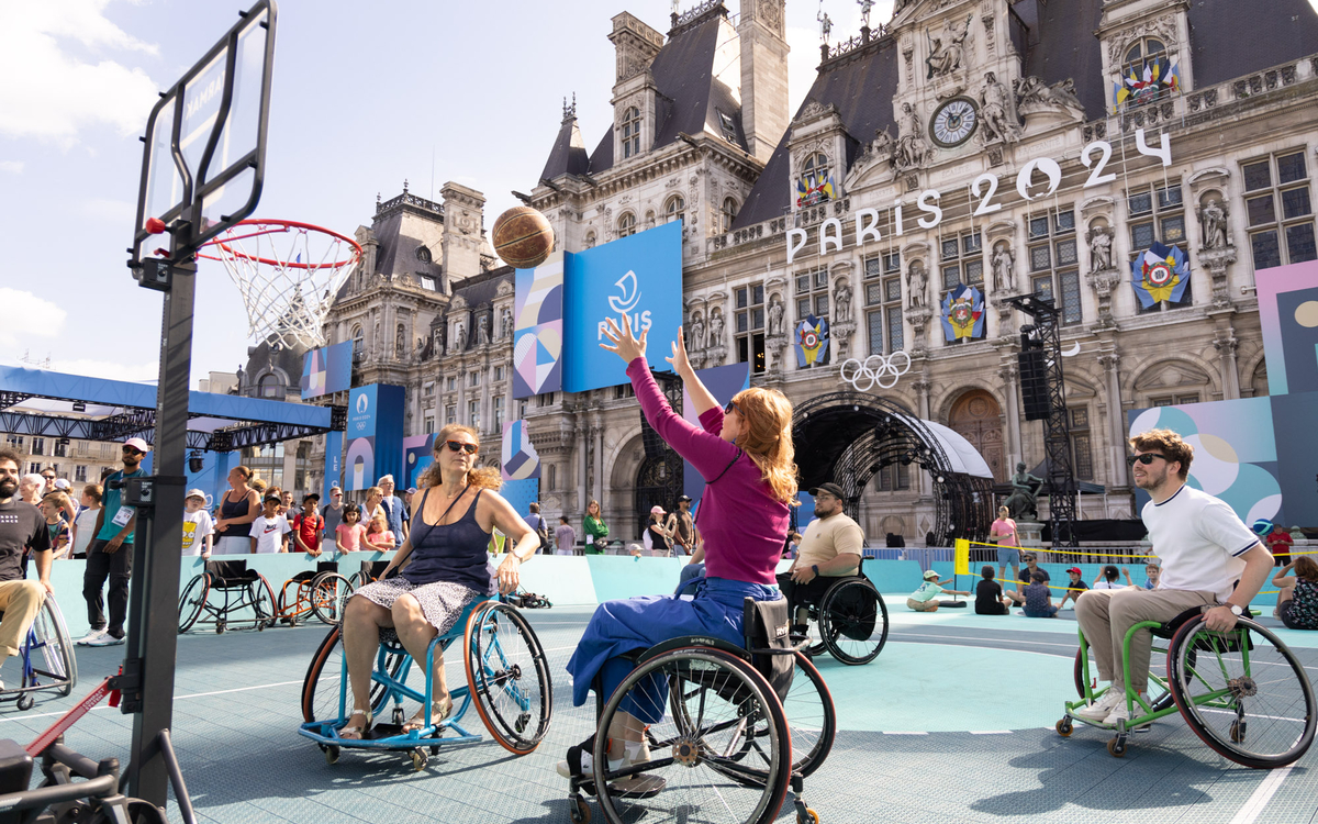 personnes jouant au basket fauteuil