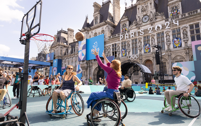 personnes jouant au basket fauteuil 