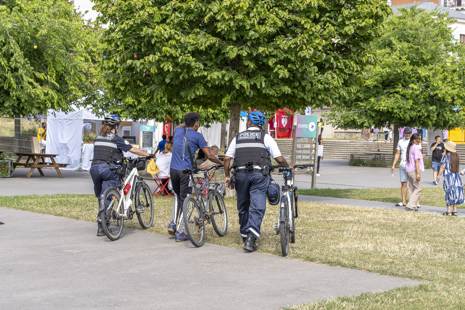 Policiers municipaux raccompagnant un contrevenant