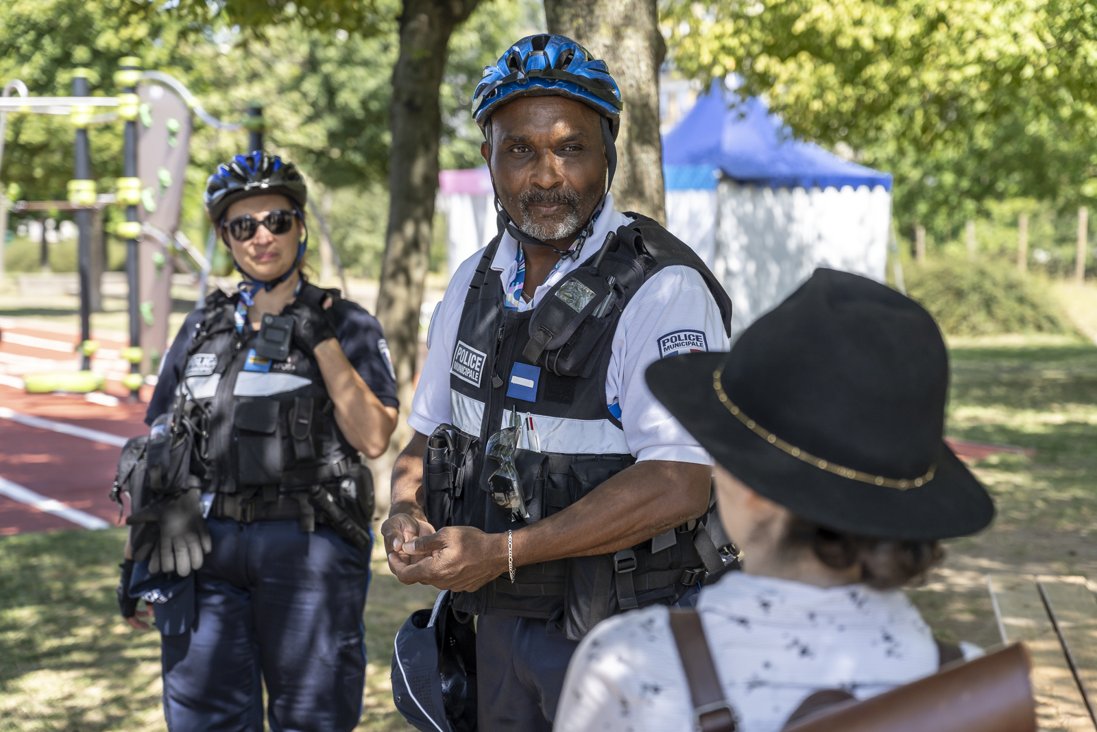 Policiers municipaux sur le terrain