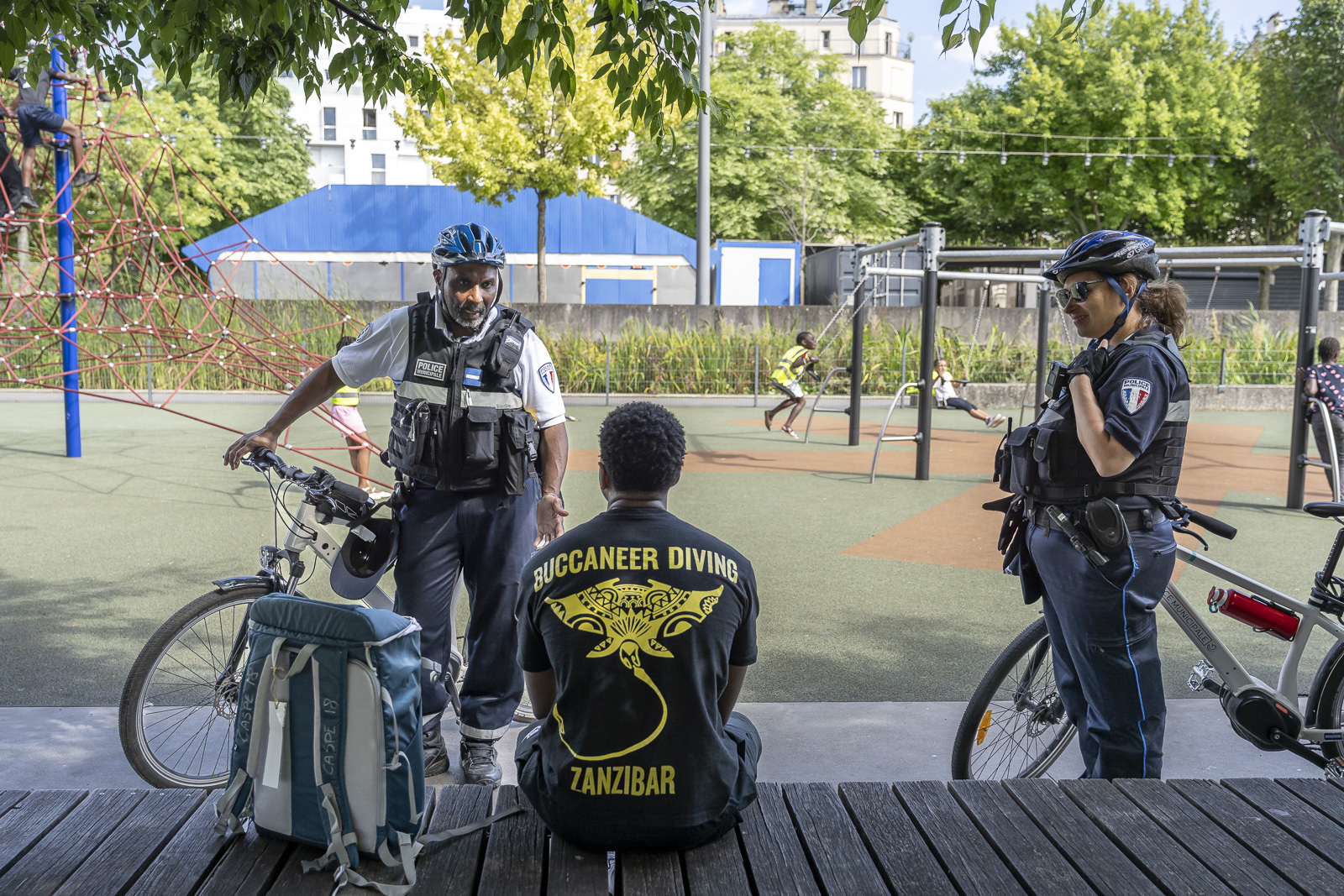 Policiers municipaux sur le terrain