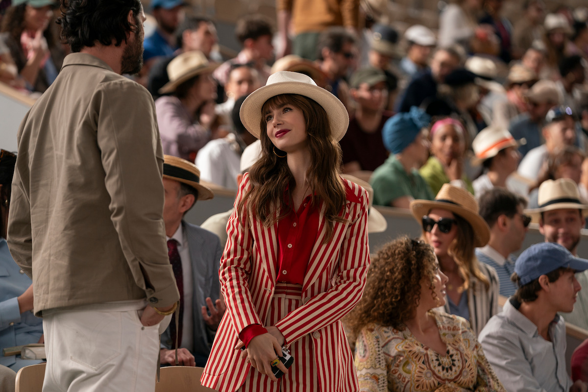 Lily Collins, photographiée dans les tribunes de Roland Garros