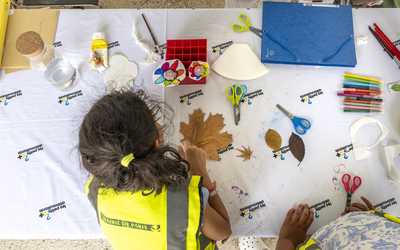 Une petite fille observe des outils pédagogiques en lien avec la biodiversité 