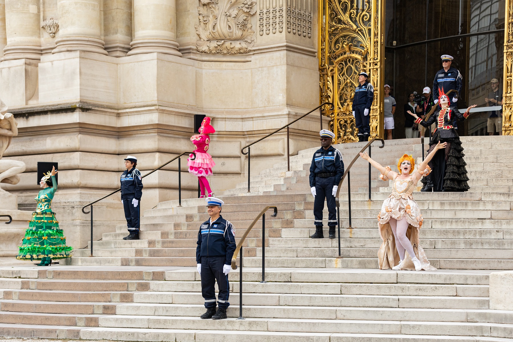 Des drags queens chantent et des policiers municipaux sur les marches du Petit Palais