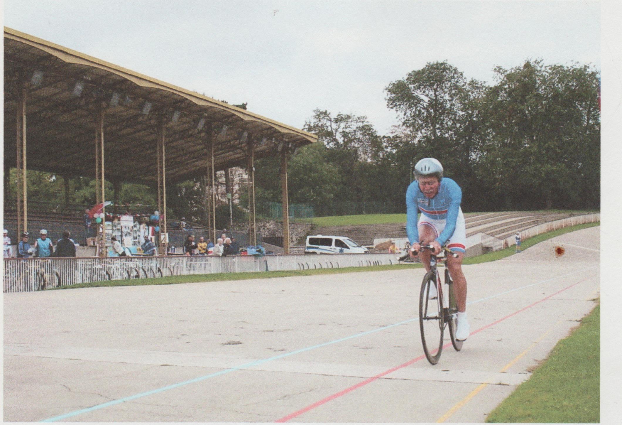 Photo de Raymond Pellé sur la piste de la Cipale