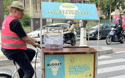 Un homme avec un chapeau sur un triporteur 