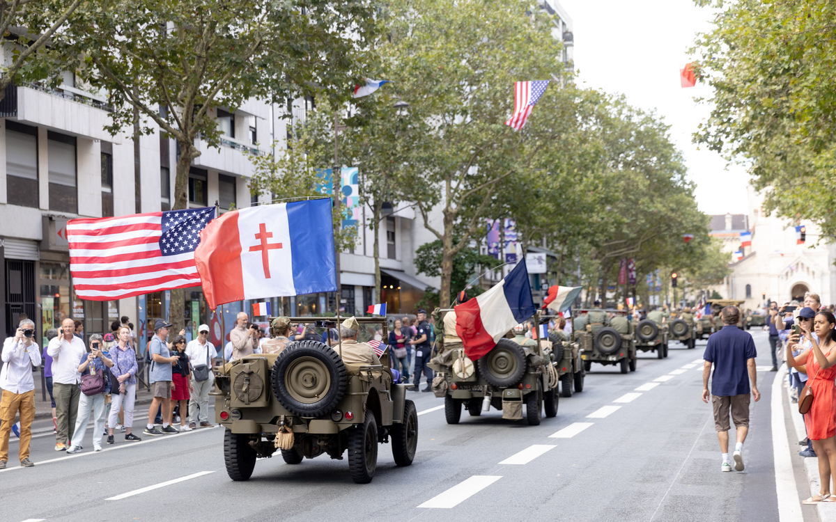 Convois de jeeps américaines entrant dans Paris
