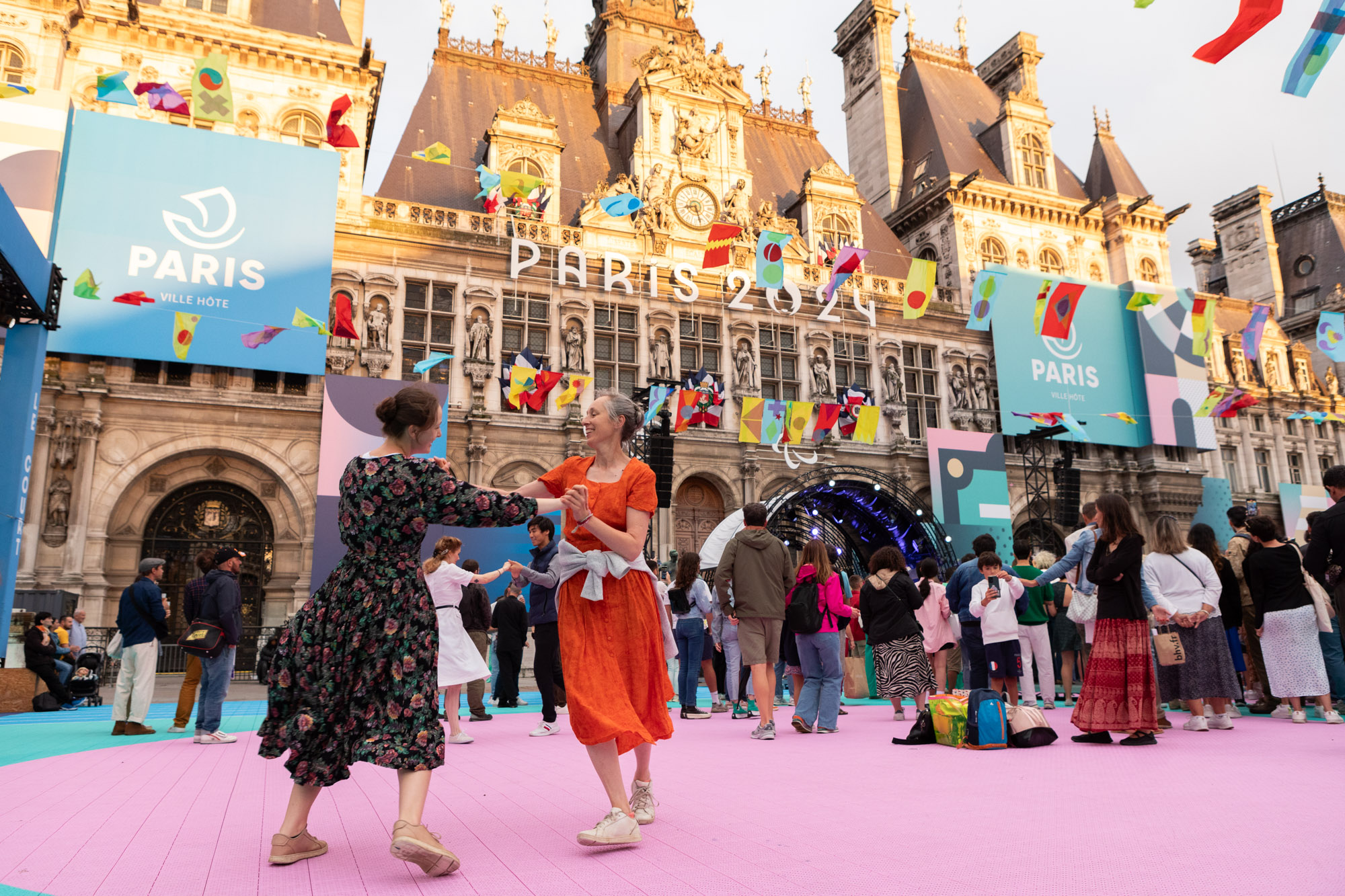 Couple de femmes dansant devant l'Hôtel de Ville