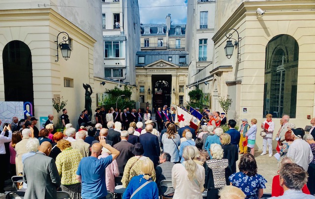 cérémonie libération Paris cour de la mairie du 9e 