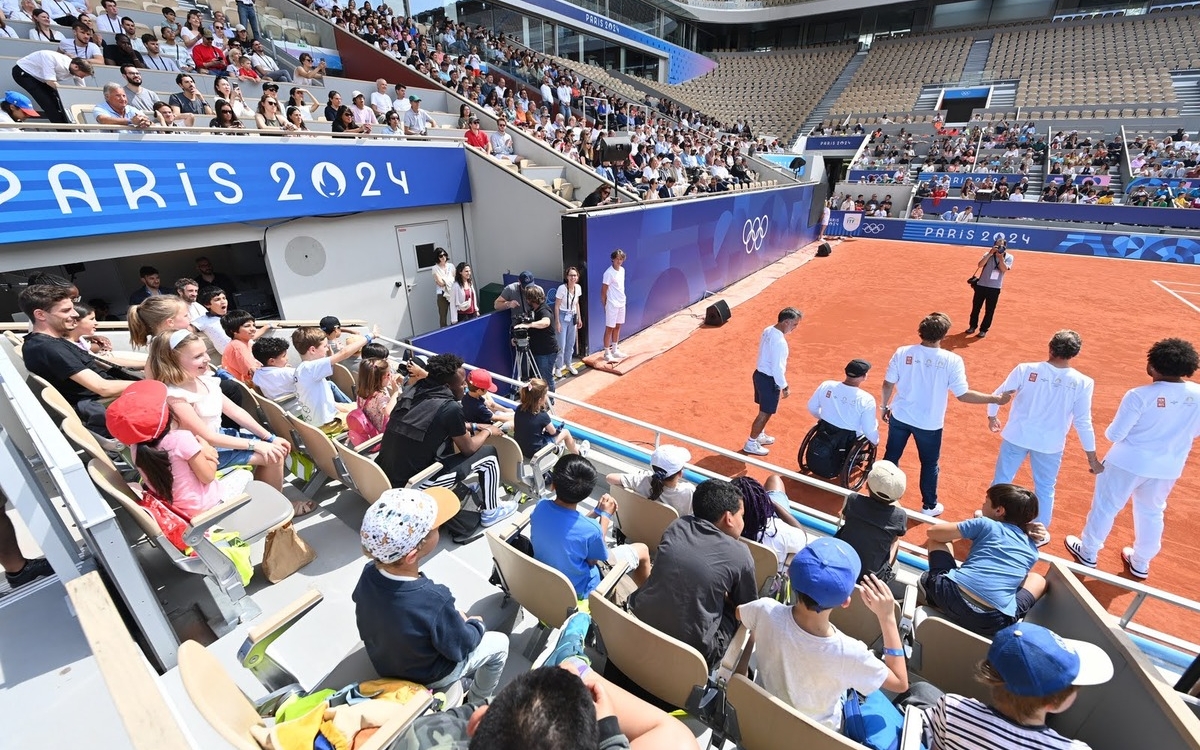 Les enfants de trois centres de loisirs parisiens assistent au relais de la flamme olympique à Roland Garros