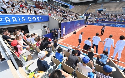 Les enfants de trois centres de loisirs parisiens assistent au relais de la flamme olympique à Roland Garros