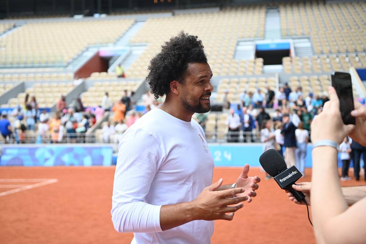 Le champion de tennis Jo-Wilfried Tsonga répond aux questions de journalistes sur le court Philippe Chatrier