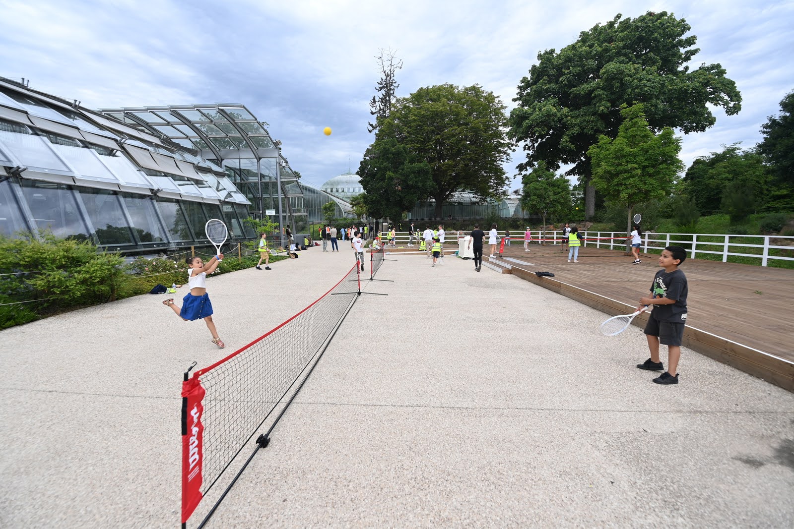 Deux écoliers s'entraînent à la pratique de l'urban tennis