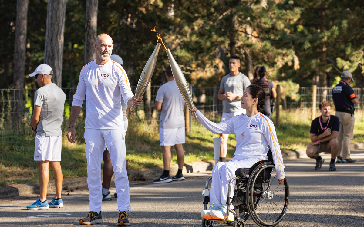 relais de la flamme entre deux personnes