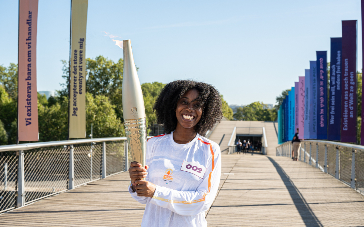 Une relayeuse paralympique sur la passerelle Simone de Beauvoir. 