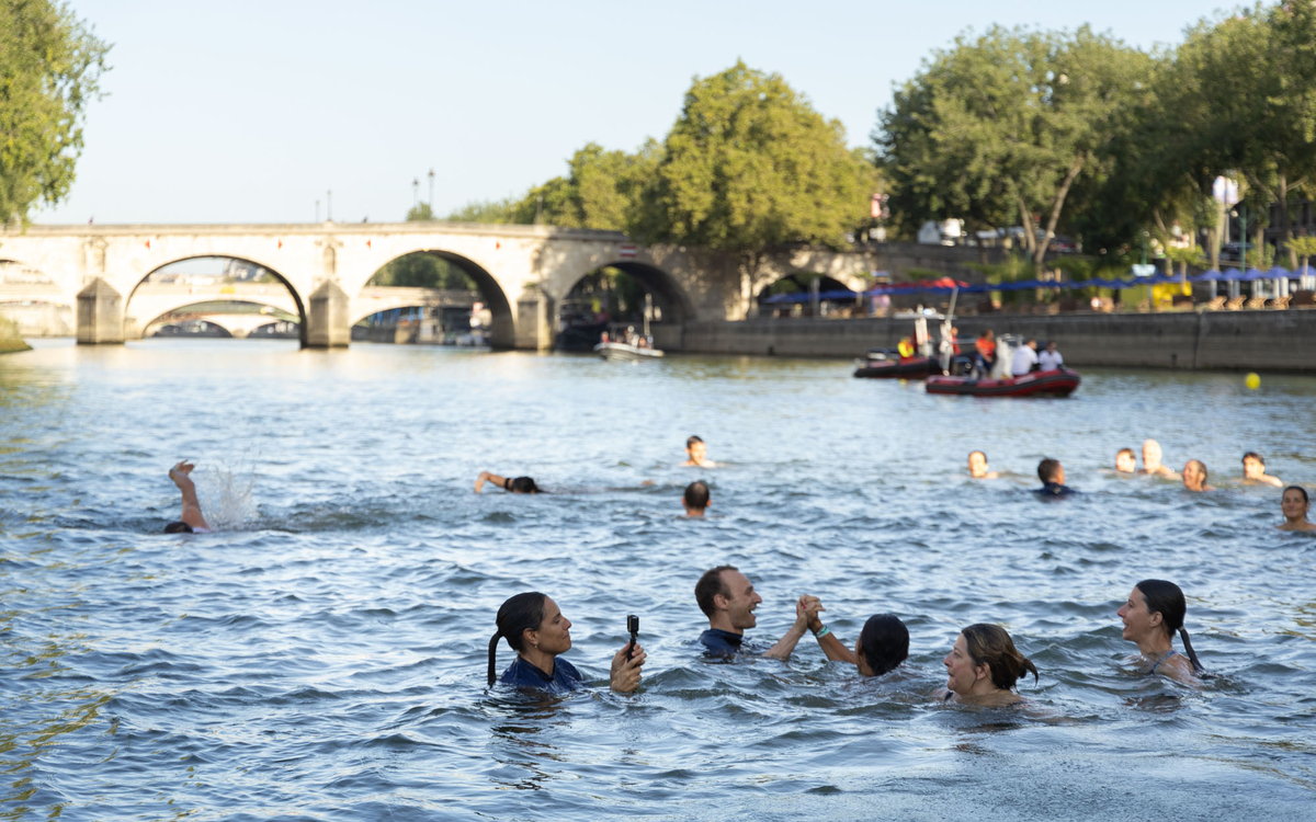 personnes se baignant dans la Seine