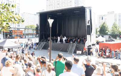 Place des Fêtes, les deux relayeurs