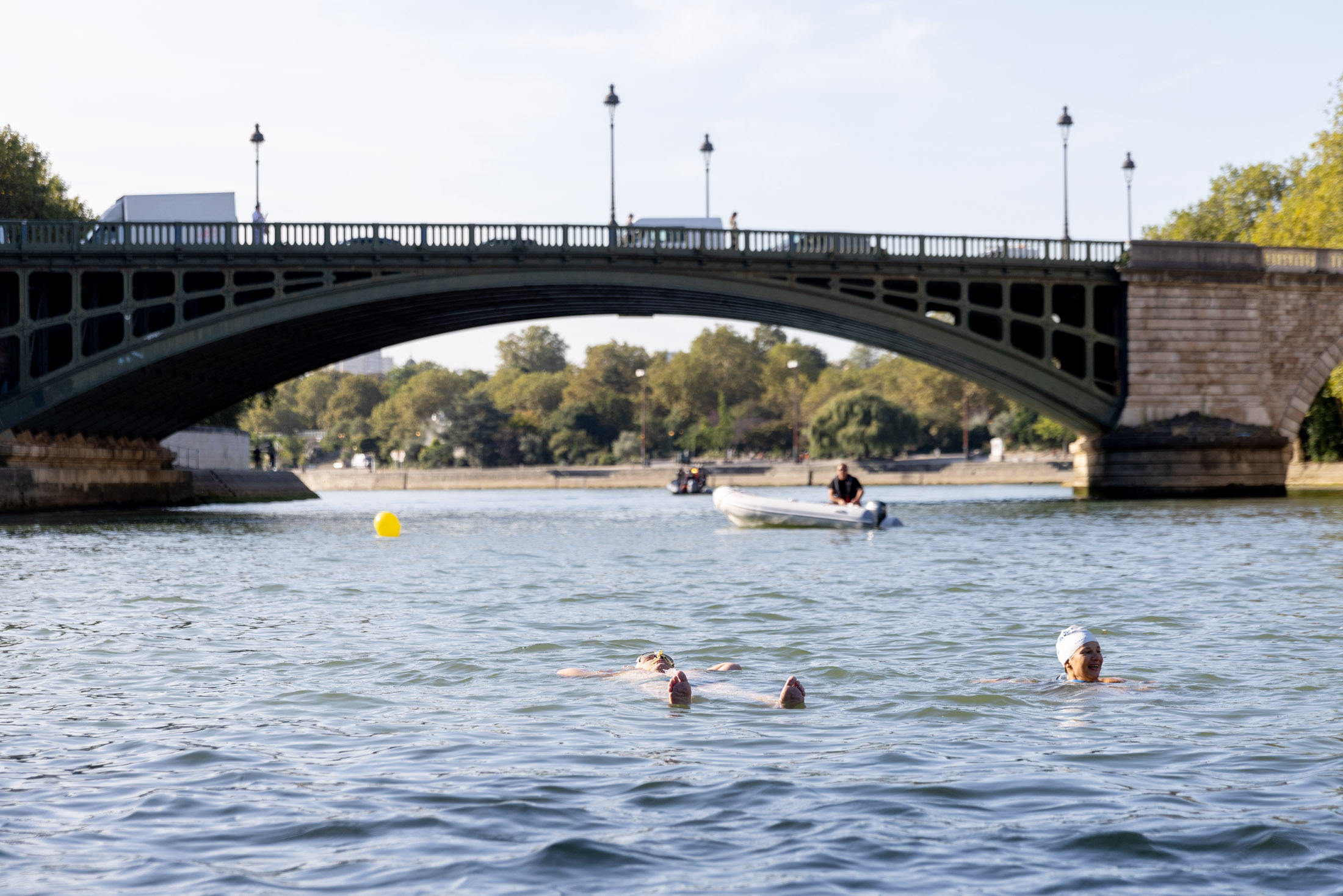des gens qui nagent dans la Seine