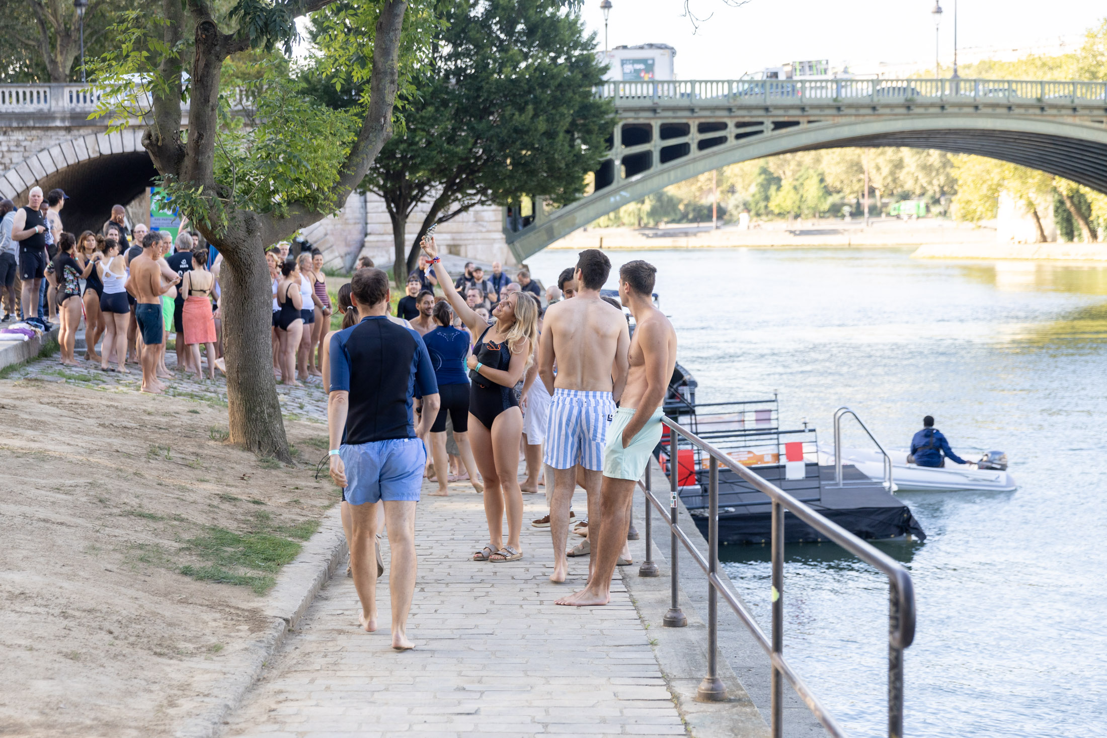 des gens qui attendent de nager dans la Seine