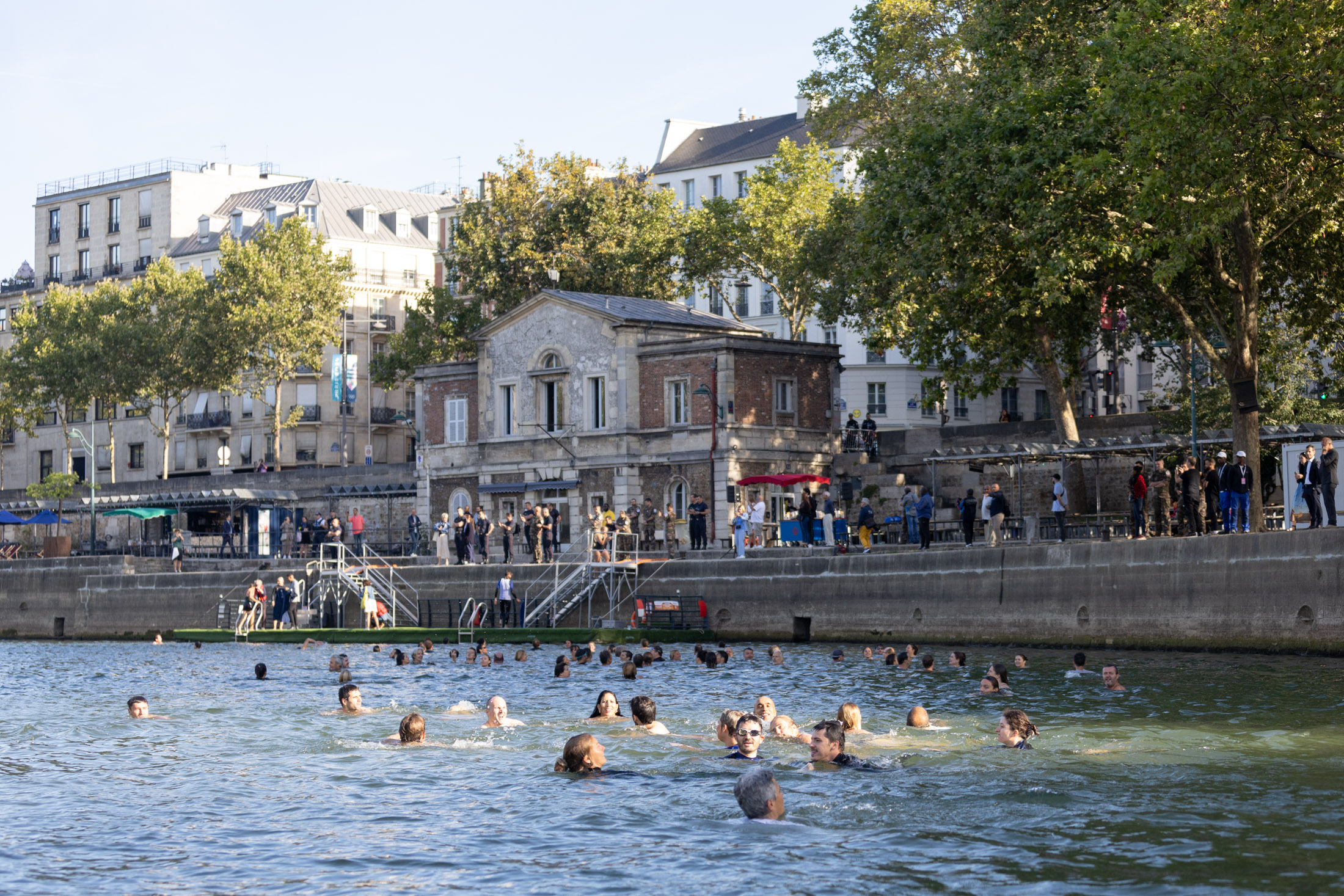 des gens qui nagent dans la Seine