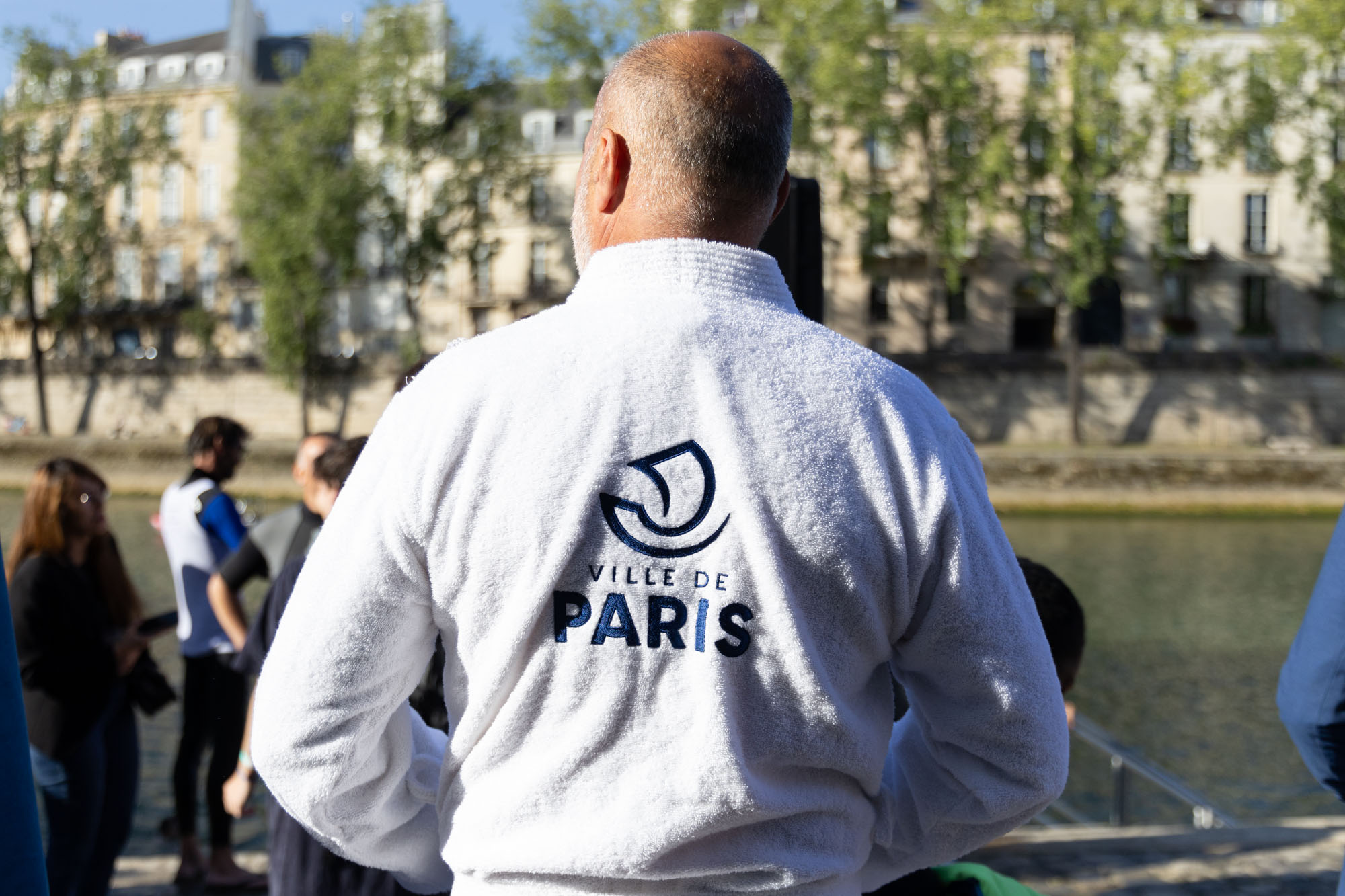 des gens qui nagent dans la Seine