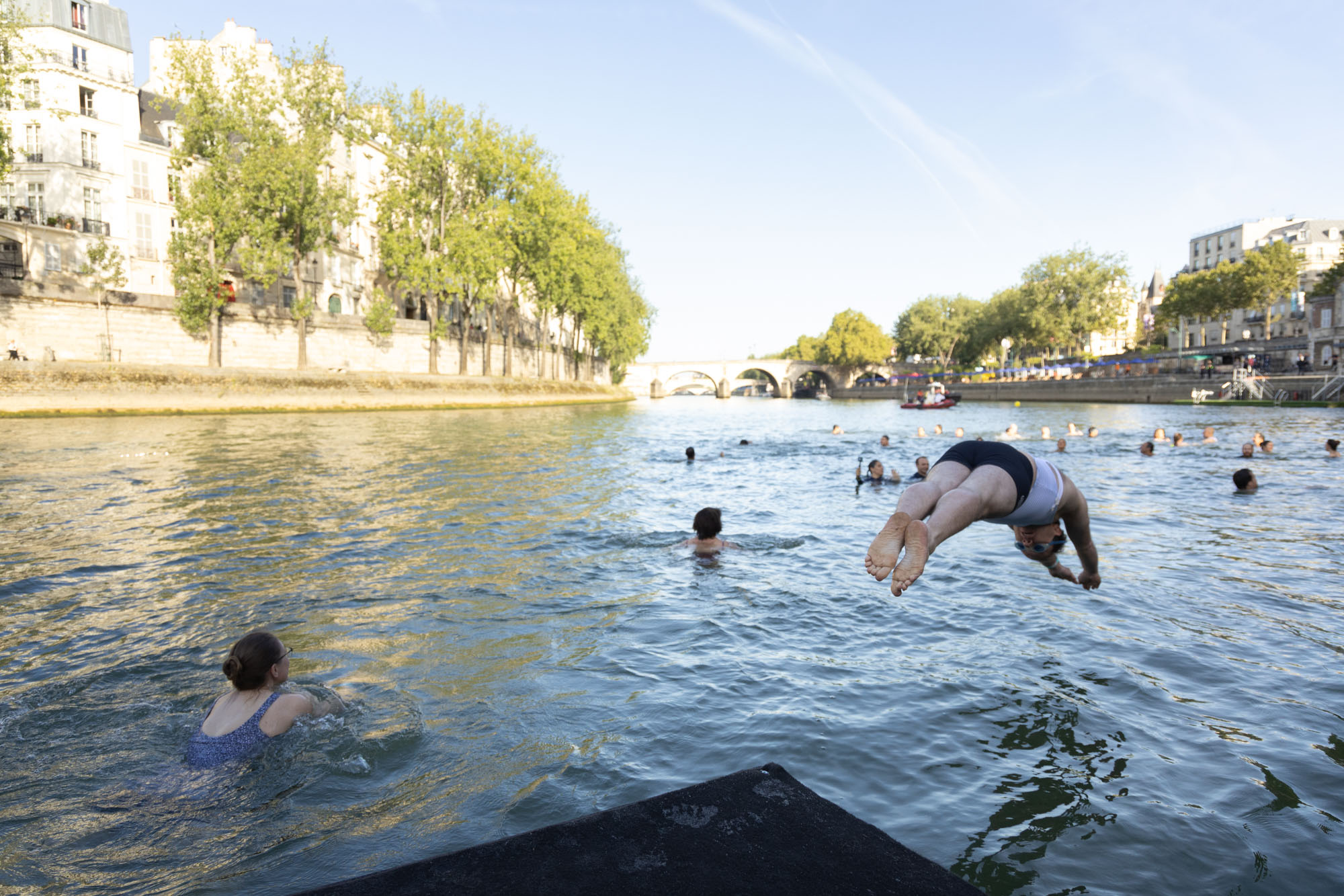 des gens qui nagent dans la Seine