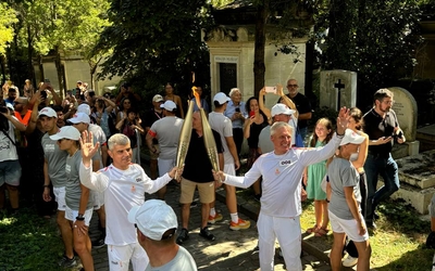 Photo d'échange de flamme entre Jean-Louis Maugère et Philippe Huguet d’Amour